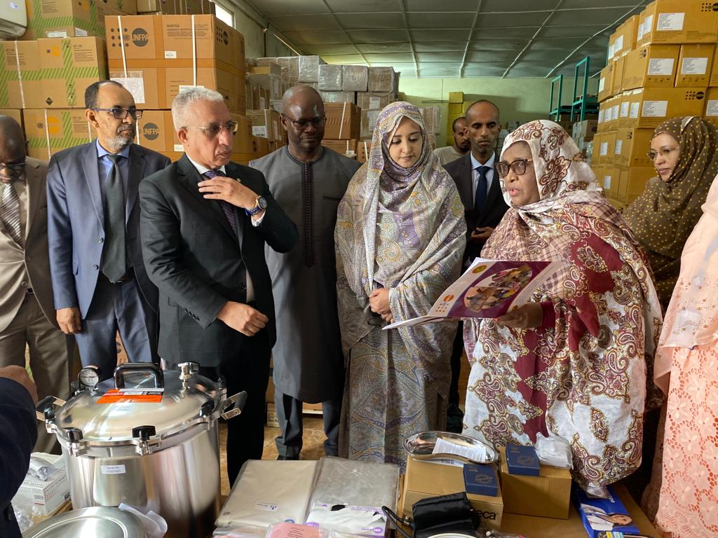 unfpamauritania's tweet photo. Le Ministre @MSMauritanie réceptionne des kits d’accouchement sécurisé, destinés à couvrir une population de 40000 personnes/3 mois et des kits de chirurgie obstétricale et des complications obstétricales sévères pour 6000 accouchements/1 an @unfpamauritania
#EndMaternalMortality https://t.co/ob6IudOAp4