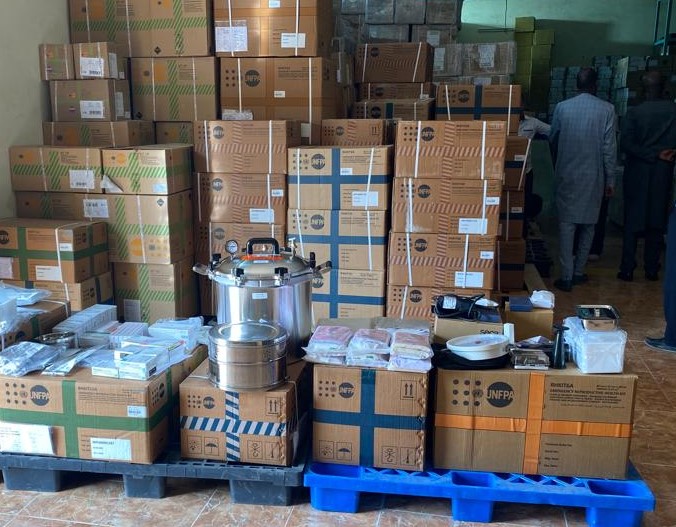 unfpamauritania's tweet photo. Le Ministre @MSMauritanie réceptionne des kits d’accouchement sécurisé, destinés à couvrir une population de 40000 personnes/3 mois et des kits de chirurgie obstétricale et des complications obstétricales sévères pour 6000 accouchements/1 an @unfpamauritania
#EndMaternalMortality https://t.co/ob6IudOAp4