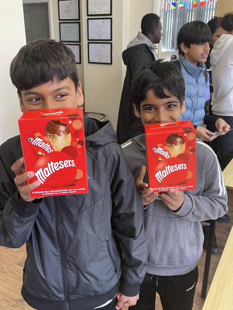 1st week of #HAf2023 completed with a Easter quiz and Easter egg 🥚 hunt. We even managed to persuade our local Sgt Ahmed to help serve the children their lunches today. @educationgovuk @Leicester_News @EastLeicsNPA @LPEastLeics