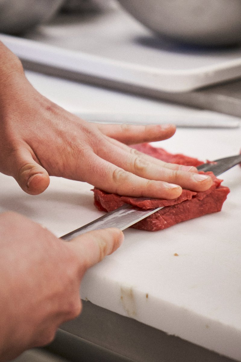 InterbevBFC's tweet photo. Retour en images sur le concours des #Ardoises de Bourgogne Franche-Comté 2023. Le 31 Mars dernier, 7 équipes d'apprentis de #bouchers s'affrontaient sur la préparation de planches apéritives flexitariennes. Objectif : proposer de nouvelles façon de consommer de la #viande ! https://t.co/mNfUaf4Knt
