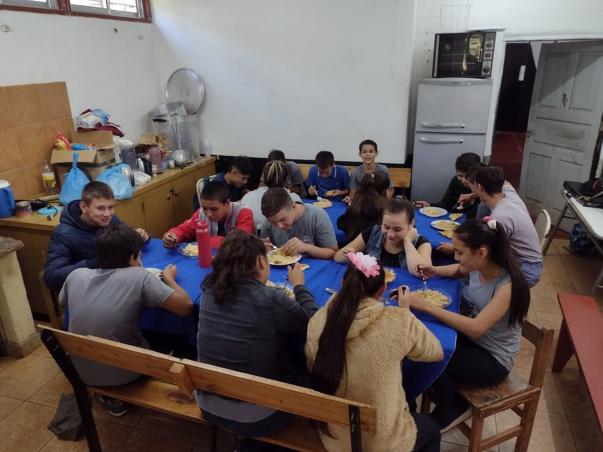 epet35's tweet photo. Gracias  @Arce_Carlos_ por colaborar, al intendente por la cocinera y a las flias por los víveres. El  COMEDOR SOLIDARIO sigue creciendo y es prioridad para los chicos. Ya superamos 50 platos diarios. Si querés sumarte comunicate 3755-748250
@INETetp @gilsonb10 @jalbertogalarza https://t.co/VToXjw4RjP