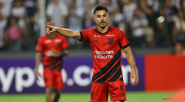 goleada_info's tweet photo. Willian Bigode revelou qual foi o conselho que deu para o jovem Vitor Roque, na estreia do Athletico-PR na Libertadores: 

- Foi só um conselho, uma orientação que percebi. Era a forma que ele estava pressionando, uma orientação do que a gente acaba enxergando de fora. 

🗞 GE
 📸 José Tramontin