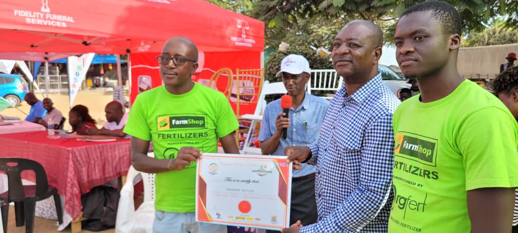 Orgfert1's tweet image. Thank you, His Worship The Mayor Honourable Councilor Kiven Mutimbanyoka, of Chitungwiza for the award at the recently held Chitungwiza Business Expo.
@chitungwizamun 
@czapublicity