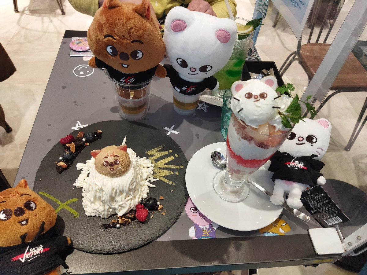 niiko_sun's tweet photo. スキズカフェ行って来た！初日ラストの時間帯グッズ売り切れ出ててアイエンペンのお友達ショック受けてた。スンちゃんご飯美味しかった(๑´ڡ`๑)ジニパフェもアイスとゼリー美味しかった♪ジソンくんケーキはモンブランかと思いきやチーズ味とヨーグルトアイスで思ってたんと違った(^o^)とにかく忙し！ https://t.co/MTLsbY8fIQ