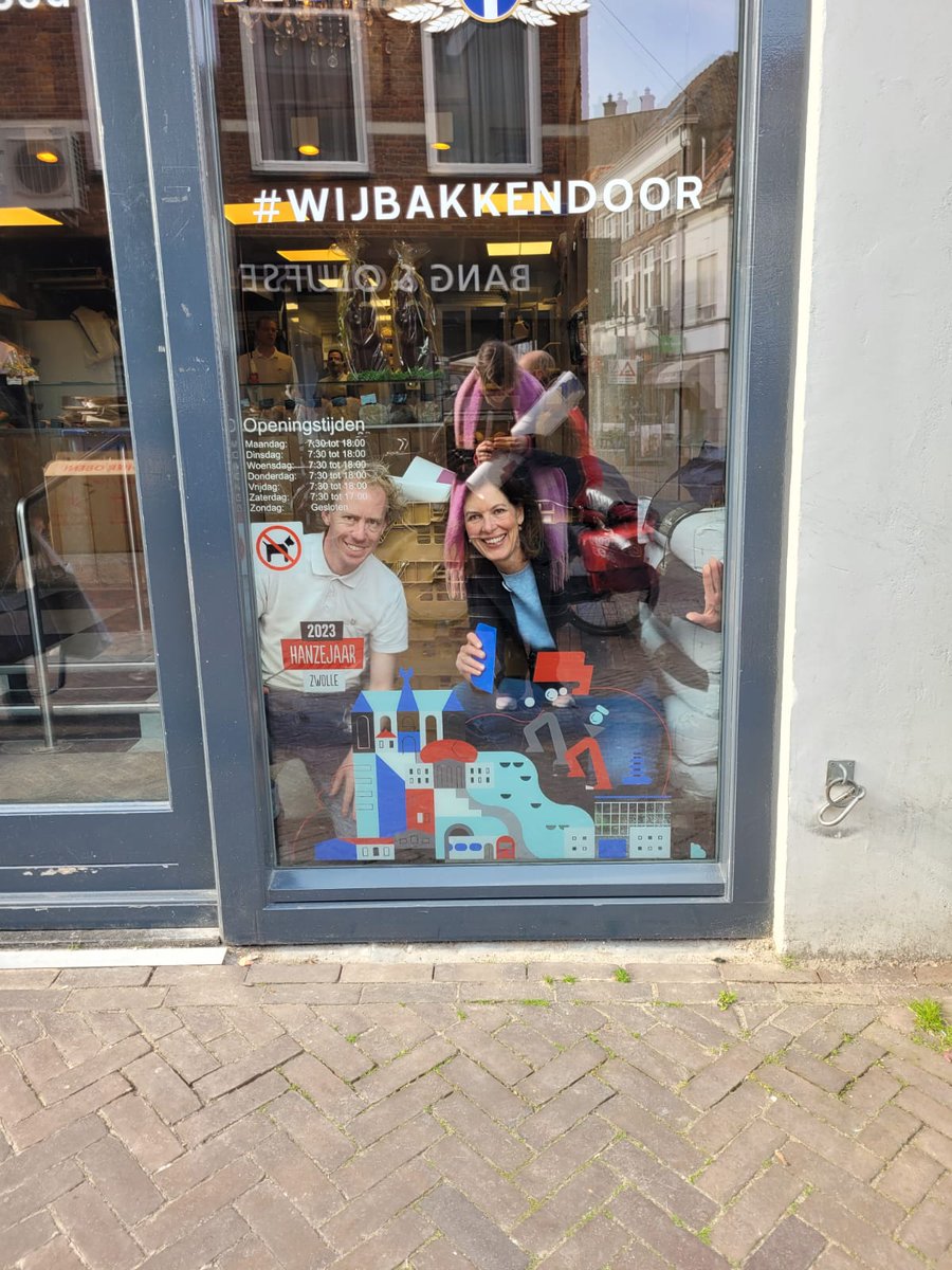 HanzestadZwolle's tweet photo. Hanzejaar Zwolle! Stickeren in de binnenstad. @arendkisteman #stadsbakker ism @Gemeente_Zwolle @ZwolleFonds #ZwolleMarketing  Wil jij ook zo'n mooie sticker op je etalageruit? Stuur een mail; info@zwollemarketing.nl https://t.co/HY4lGcgDYA