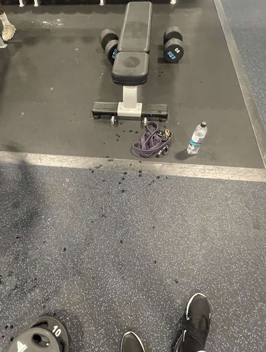 Ikeballou's tweet photo. Pull ups, Barbell military press
DB Bench, Plank Transfers, Single Arm Row, DB push-up with row, DB flys, Tricep Pulls, Core Work #almostpuked https://t.co/TCZy8kONww