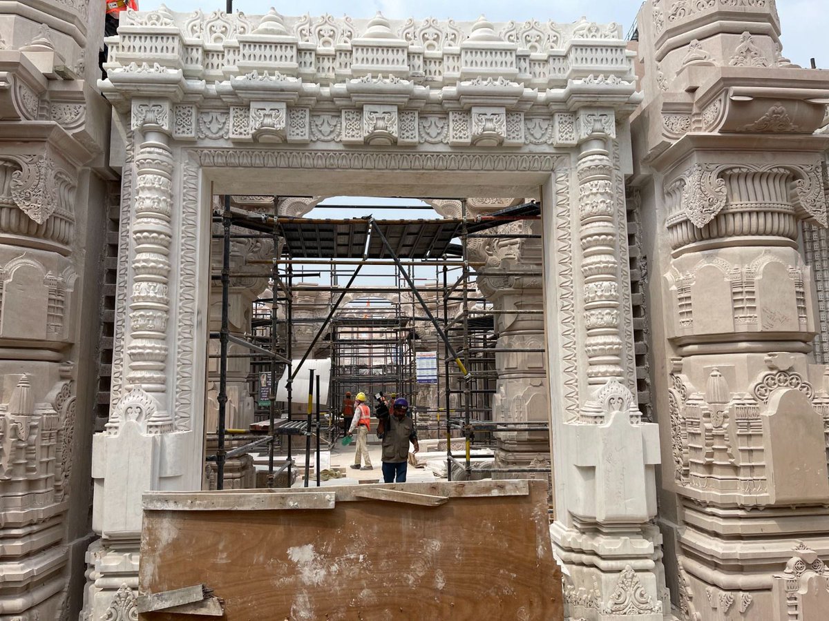ShriRamTeerth's tweet photo. श्री राम जन्मभूमि मन्दिर के भूतल के खम्बों के ऊपर बीम रखने का कार्य प्रारम्भ हो गया है। कुछ बीम रख भी दिये गये हैं।

The work to place beams above ground floor pillars at Shri Ram Janmabhoomi Mandir has started.
Some beams have already been placed. https://t.co/3jaxRJpvqM