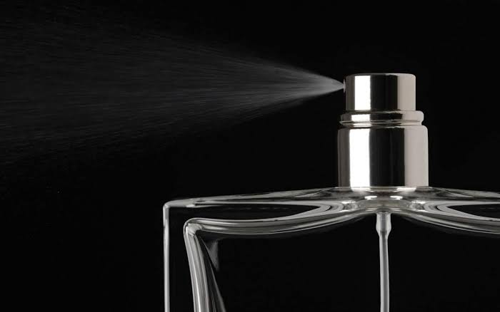 #كيمياء_العطر
#معلومة_عطرية
#رابطة_عشاق_العطور 
✔️عطور الفرمونات خدعة تسويقية
✔️الفرمونات روائح فعالة  فى الحشرات ومملكة الحيوانات
✔️لا يتأثر البشر برائحة الفرمونات  وإن استقبلتها أنوفهم
✔️فى مملكة الحيوان  تعمل الفرمونات بشكل قوي فيصير الشريك لا يقاوم وهذا ما لا يحدث لدي البشر.