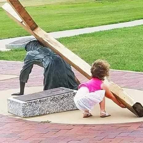 Quando uma foto diz mais do que mil palavras:

'Até uma criança sabe quando uma situação pede de nós compaixão e solidariedade'.