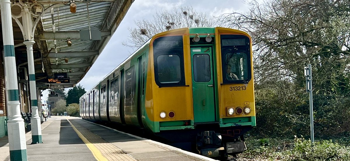 PlatformEdge1's tweet image. I like these units 👍

313213 takes me back to Barnham so I can head towards the East #Class313