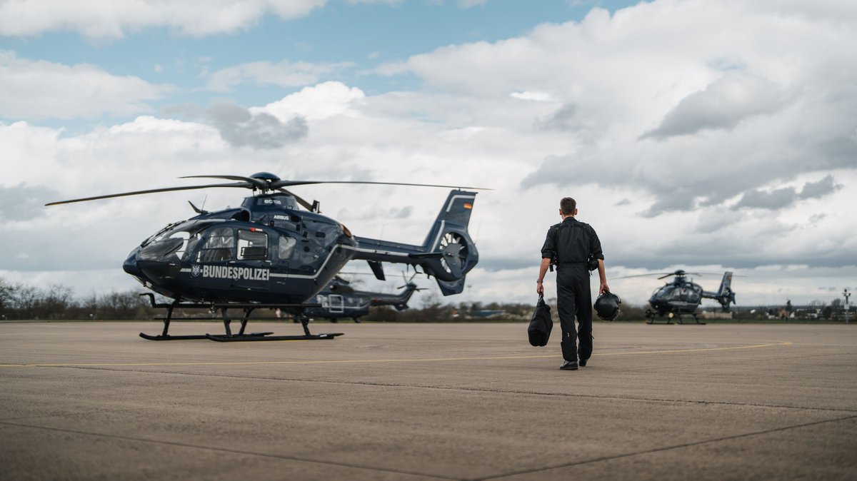 bpol_11's tweet image. Unser #PILOTPROJEKT startet wieder durch: 
Sichere Dir über ein Studium des gehobenen Polizeivollzugsdienstes und die anschließende fliegerische Ausbildung direkt deinen Platz im Cockpit eines unserer #Bundespolizei-Hubschrauber.

Alle Infos: 🔗komm-zur-bundespolizei.de/pilotprojekt

#FLD #D11