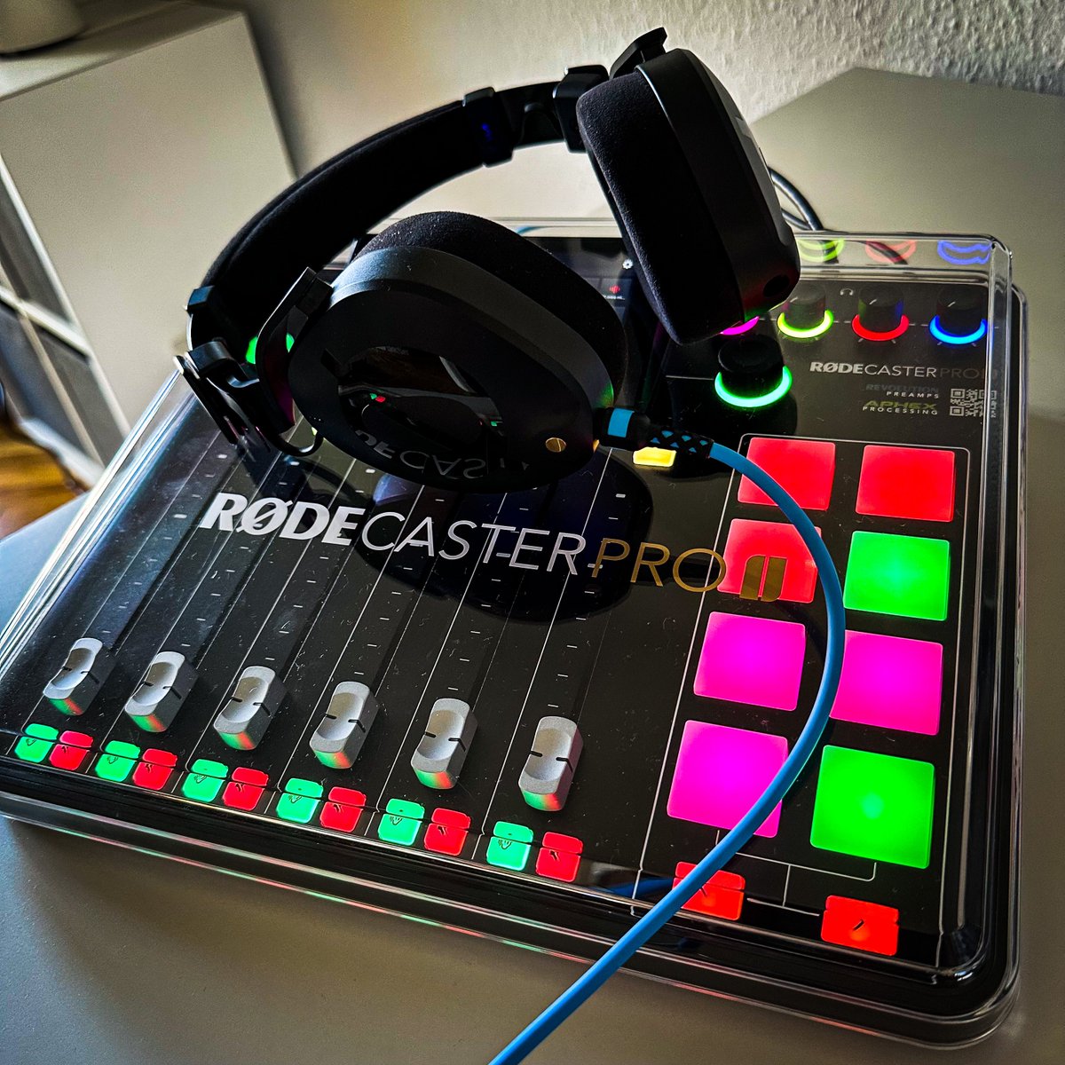 heldenchaos's tweet photo. Der frühe Vogel fängt den #Podcast!
Spontane Aufnahme-Session.
Mehr dazu in Kürze auf 👉 https://t.co/PoJ7RsCzll
#heldenchaos #applemusic #rode #rcp2 #deezer #amazonmusic #spotify https://t.co/lTI8Bjqx3d