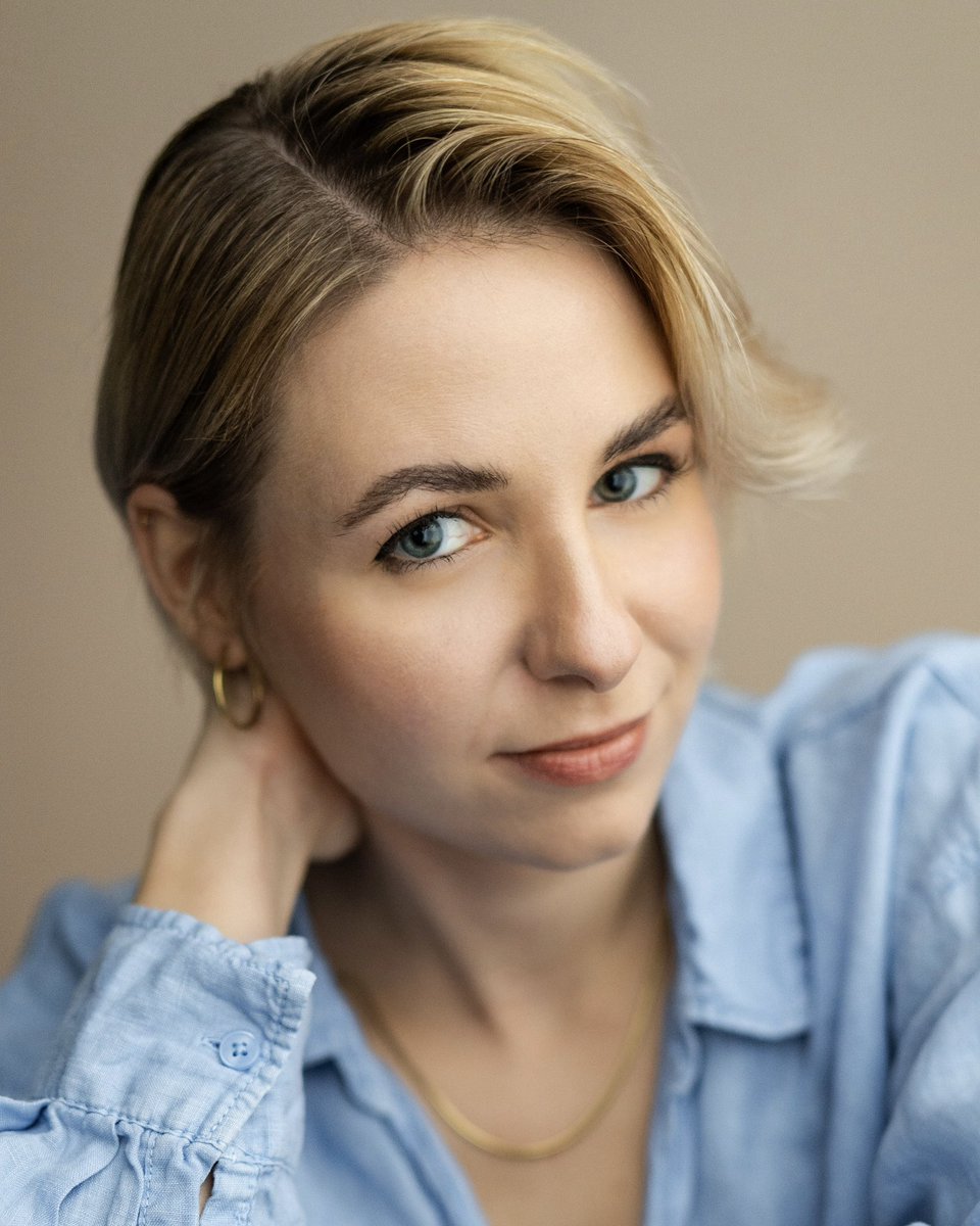 krauze_anna's tweet photo. Tune into #BBCRadioSurrey today at 12:30 to hear me chat about #DaddyIssuesPlay ahead of performing @YvonneArnaud ๐๏ธ Later on @BBCSounds #Radio #BBCRadio #Interview @PassStrangerTC https://t.co/228jwLP0wM