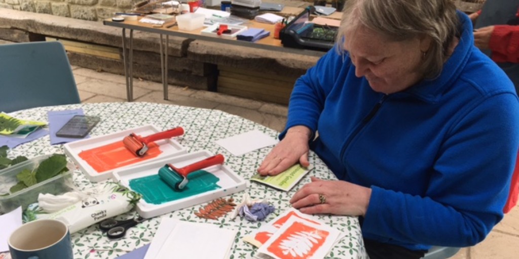 wolfsonfdn's tweet photo. Happy #CommunityGardenWeek! As a supporter of many charities working in mental health, we're celebrating the positive impact of gardens on our physical and mental well-being🌱🌻🌿
Nurturing green spaces🤝learning new skills
📸 Printmaking at @ScotswoodGarden in Newcastle https://t.co/N25ycXNIBP