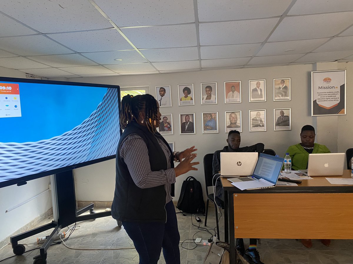 MwanasikanaW's tweet photo. #ZIMSETINCEPTION
Respect Tsvanhu from FACET is giving a presentation on the GEAR Alliance and the SET Project ,she says “We discovered that there is power in numbers,this why the #GEARALLIANCE exists in tackling SRHR issues. @SAYWHATOrg @amplifyfund @MARTHOLANAH https://t.co/BNG2I033KO