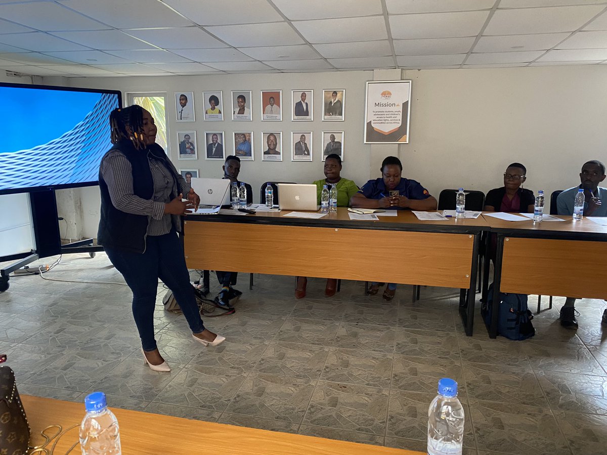 MwanasikanaW's tweet photo. #ZIMSETINCEPTION
Respect Tsvanhu from FACET is giving a presentation on the GEAR Alliance and the SET Project ,she says “We discovered that there is power in numbers,this why the #GEARALLIANCE exists in tackling SRHR issues. @SAYWHATOrg @amplifyfund @MARTHOLANAH https://t.co/BNG2I033KO
