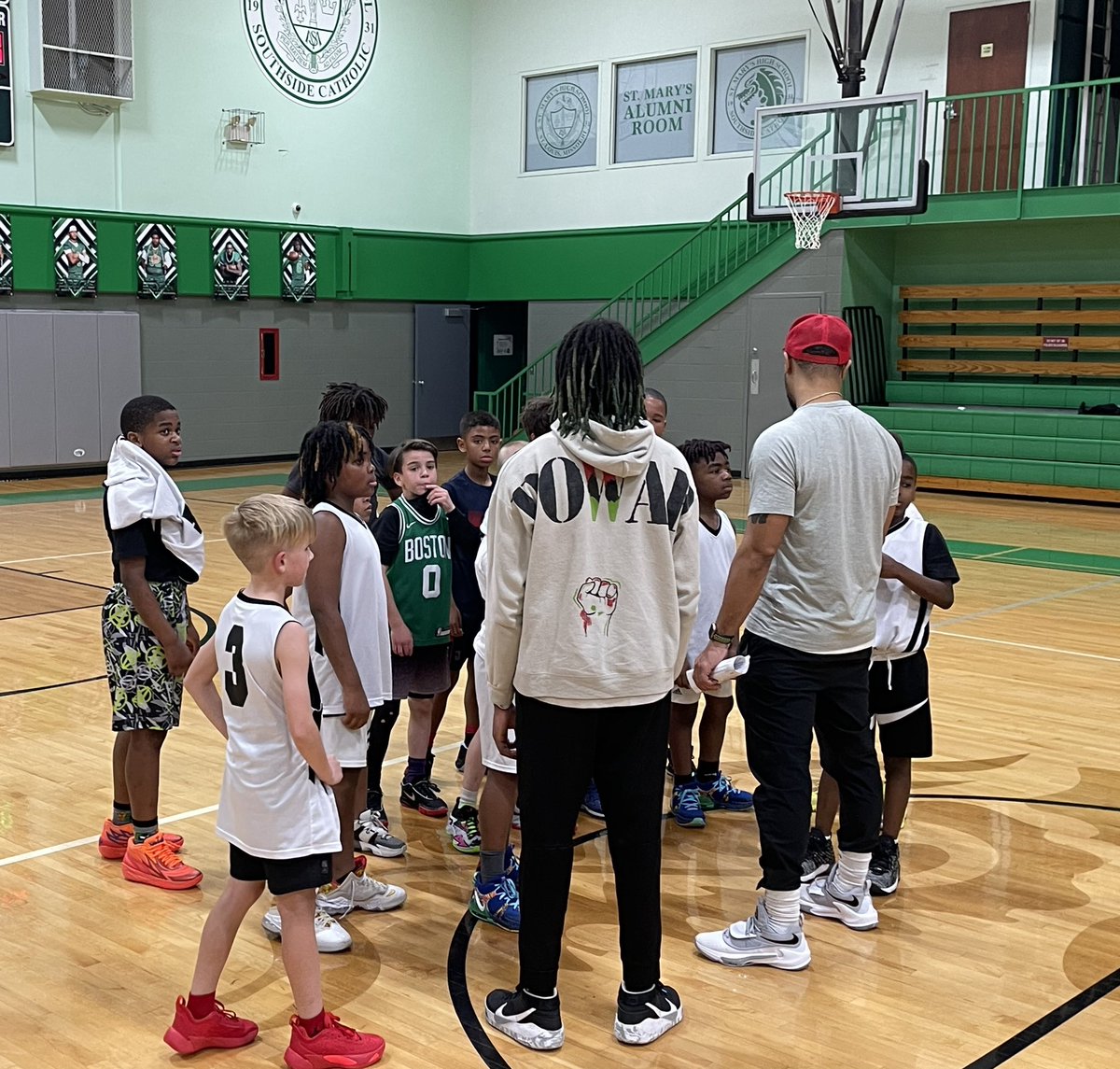 CoachBT_Turner's tweet photo. Teaching the next generation of ballers how to shoot their shot!!! #TeamUnknown #HoopDreams #GlorytotheGame 😈😈😈 https://t.co/gy2EMKkqeY
