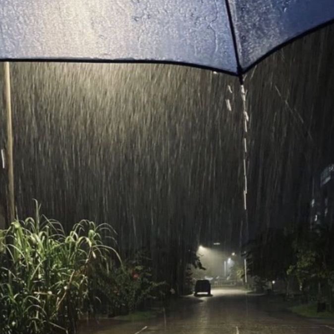 violettweets_'s tweet photo. rainy night. https://t.co/WybJrXrdxa