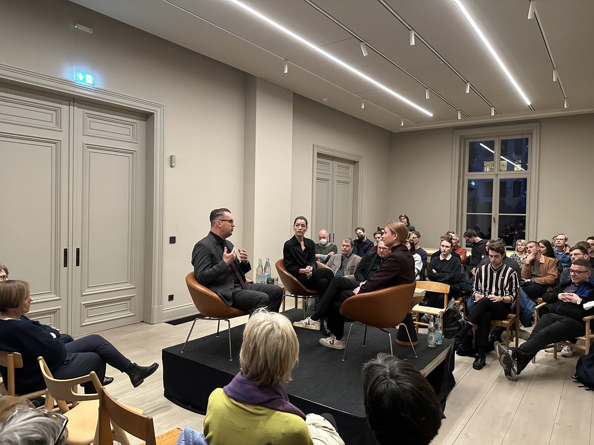 Habe kürzlich gemeinsam mit <a href="/onachtwey/">Oliver Nachtwey</a> und <a href="/RahelSuess/">Rahel Süß</a> über die viel diskutierte #Zeitdiagnose #GekränkteFreiheit diskutiert. Das live Gespräch ist ab heute auch im #Sinneswandel Podcast zu hören: open.spotify.com/episode/7pEn2m…