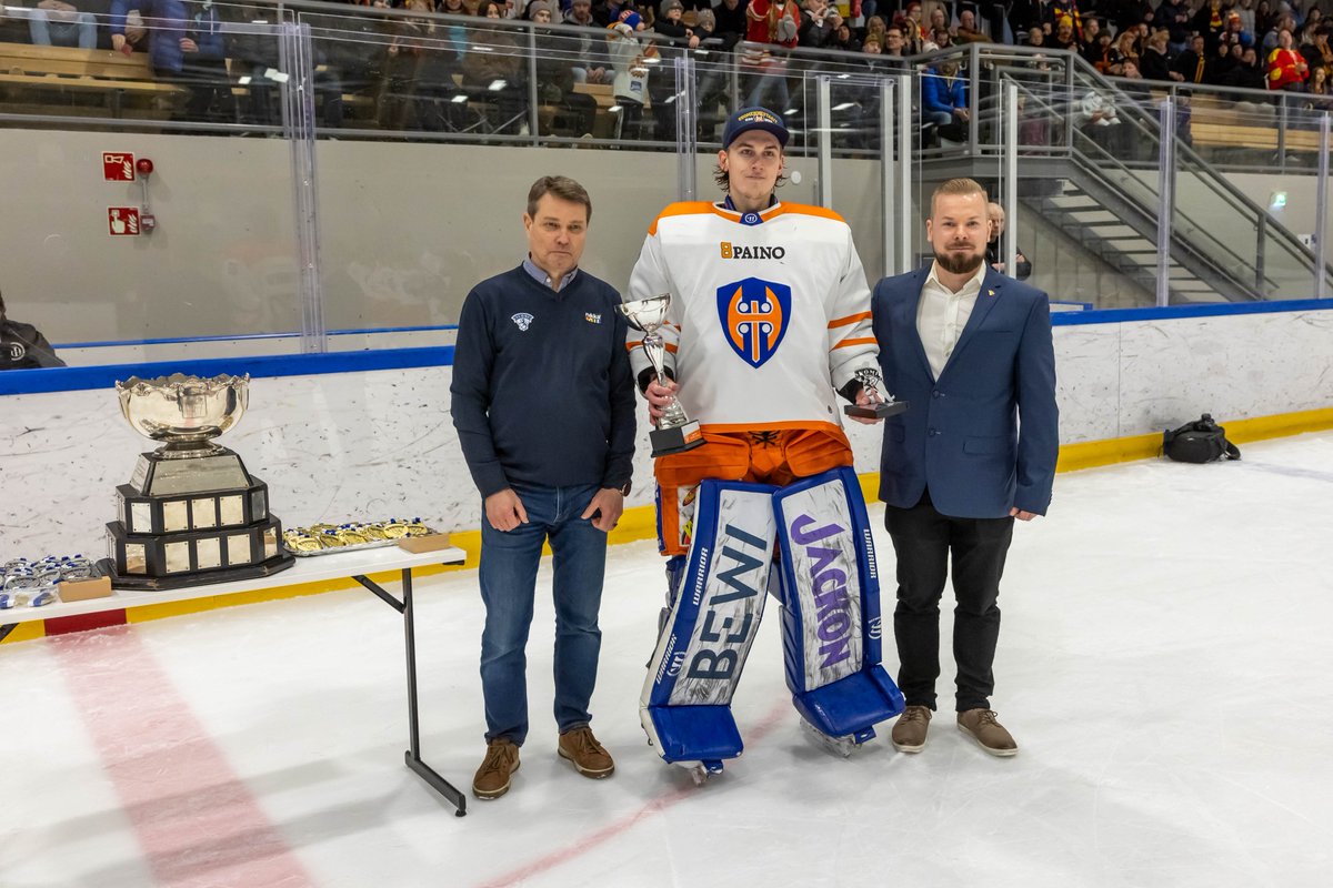 Tapparan maalivahti Paavo Kohonen on valittu U20 SM-sarjan pudotuspelien arvokkaimmaksi pelaajaksi. 🔥

Kohonen torjui pudotuspeleissä 11 ottelua torjuntaprosentilla 91,79 %.

📸 Jari Mäki-Kuutti, Matti Nenonen

#SJRY #U20SM #Tappara #Liiga