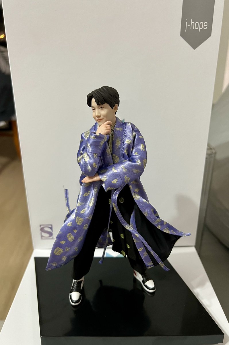 cressymie's tweet image. Been in the grief slump the past few days. I miss my Miggyboy. These babies arrived. Made me happy. Been waiting for them (preordered) for over a year! I love the intricate details. Can&apos;t wait for the rest. My 7, i will be w/ u for the rest of my life. @BTS_twt #BTSArmyMom #BTS💜