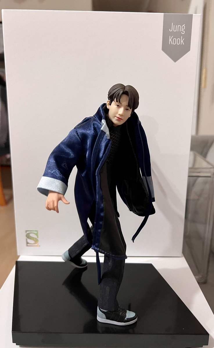 cressymie's tweet image. Been in the grief slump the past few days. I miss my Miggyboy. These babies arrived. Made me happy. Been waiting for them (preordered) for over a year! I love the intricate details. Can&apos;t wait for the rest. My 7, i will be w/ u for the rest of my life. @BTS_twt #BTSArmyMom #BTS💜