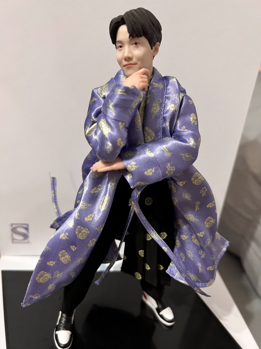 cressymie's tweet image. Been in the grief slump the past few days. I miss my Miggyboy. These babies arrived. Made me happy. Been waiting for them (preordered) for over a year! I love the intricate details. Can&apos;t wait for the rest. My 7, i will be w/ u for the rest of my life. @BTS_twt #BTSArmyMom #BTS💜