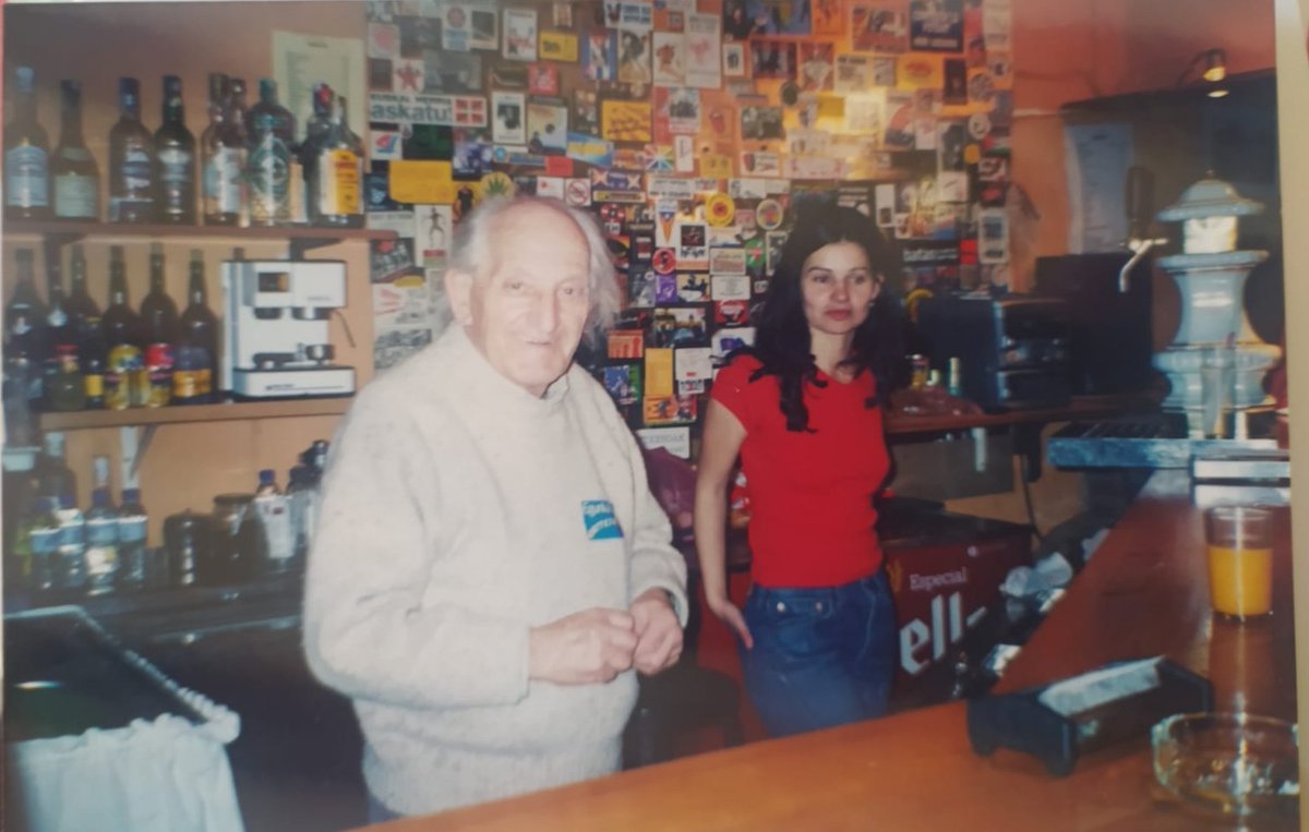 bosch_conxita's tweet image. Avui recordant al Ramon Rocabayera. Al Cruma, mític local independentista dels anys 90 i 2000. Sempre al peu del canó. Anys de lluita i resistència! Sempre et tindrem al nostre cor.#Memòria #lluita #independècia