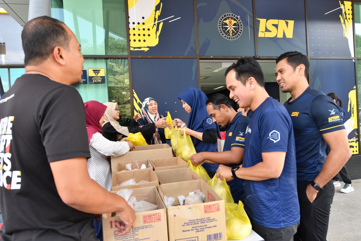 Kelab ISN juga tidak terlepas ingin merebut ganjaran yang dijanjikan dengan memberi makan kepada orang berbuka puasa melalui Program Agihan Bubur Lambuk. Program khas yang diadakan pada bulan Ramadan kali ini.

#TeamISN #Ramadan