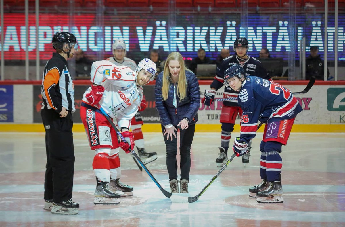 TUTO Hockey tarjosi kauden päätteeksi kaupungin värikkäintä lätkää – intohimoa on tarjolla ensi kaudellakin.
jalkipeli.net/tuto-hockey-ta…
#jääkiekko #TUTOHockey #KaupunginVärikkäintäLätkää #mestis