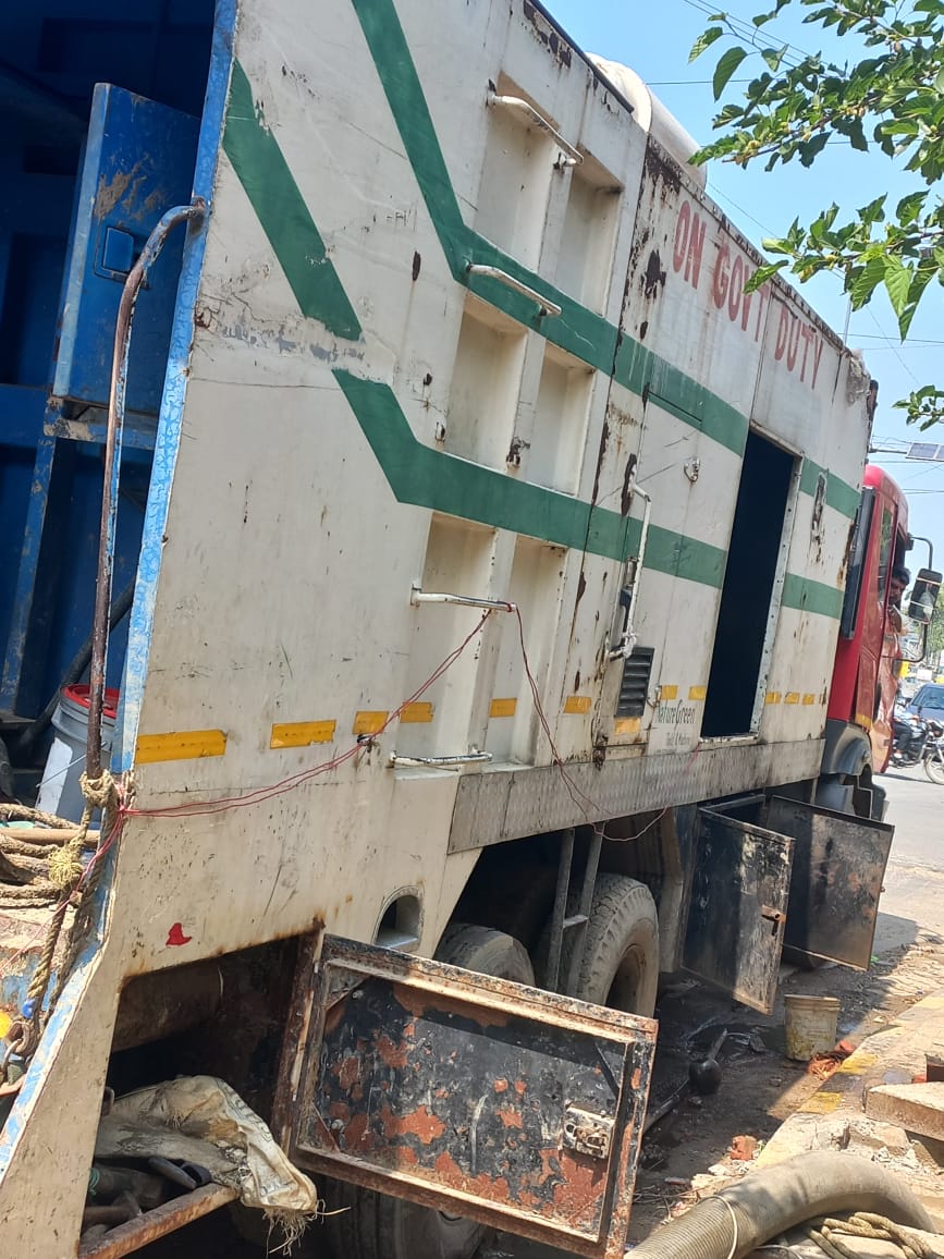 OfficialGMDA's tweet image. The work of desilting master storm water drain at sector 49/50 and cleaning of surface drain on the sector dividing road of 10A/37-2 are in progress.
#drainage #siltfree 
#Maintenancework