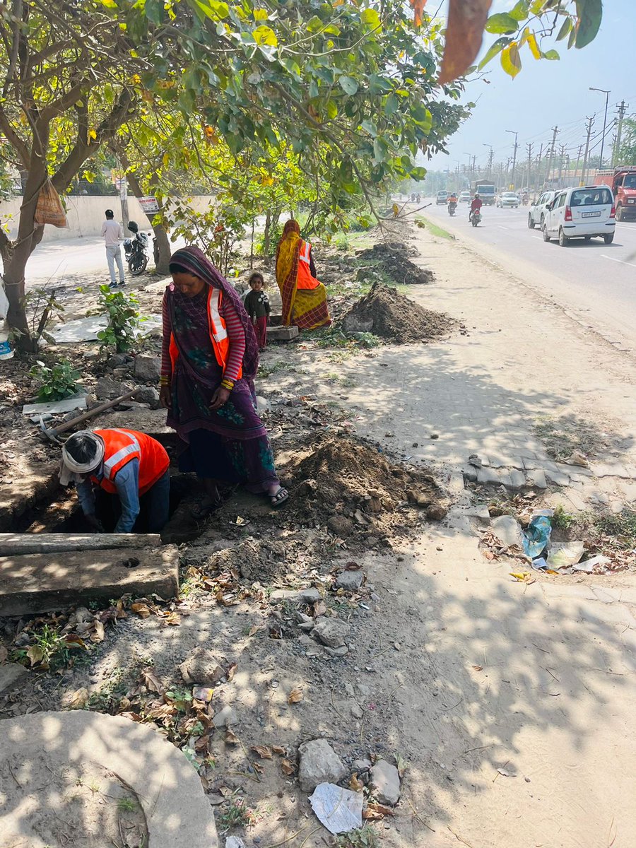 OfficialGMDA's tweet image. The work of desilting master storm water drain at sector 49/50 and cleaning of surface drain on the sector dividing road of 10A/37-2 are in progress.
#drainage #siltfree 
#Maintenancework