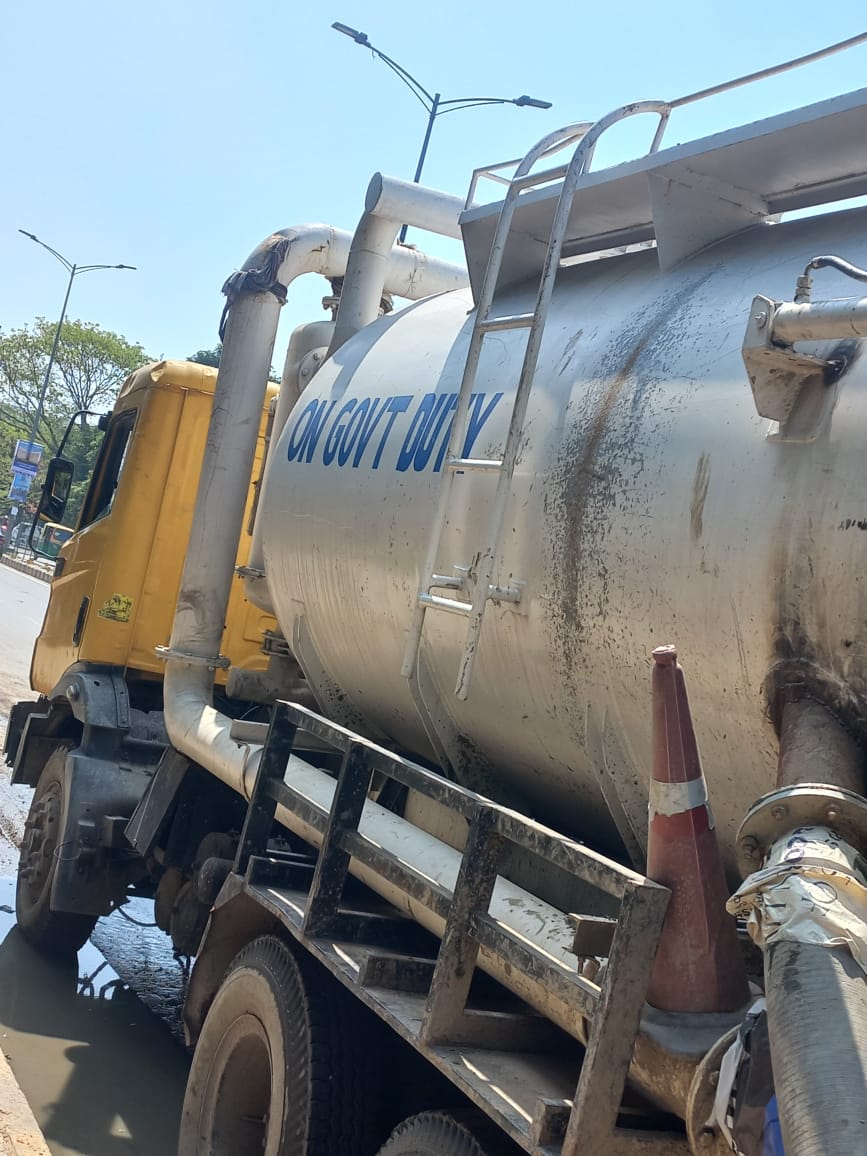 OfficialGMDA's tweet image. The work of desilting master storm water drain at sector 49/50 and cleaning of surface drain on the sector dividing road of 10A/37-2 are in progress.
#drainage #siltfree 
#Maintenancework
