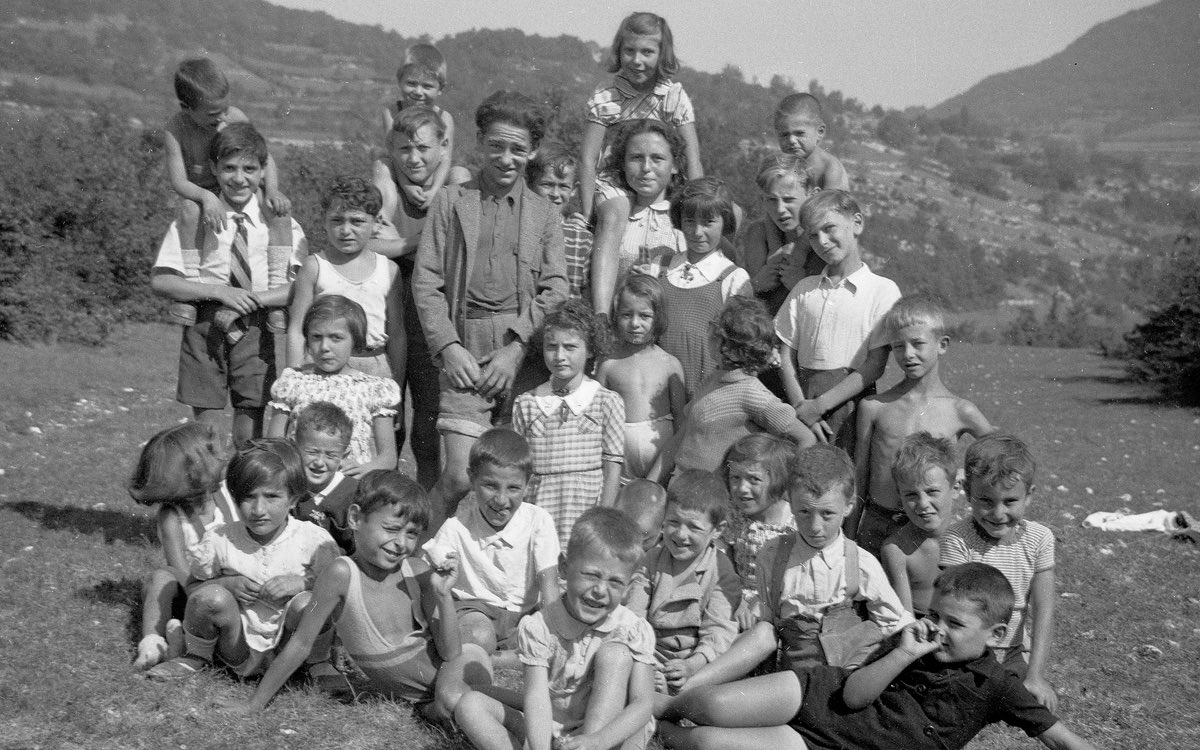 6 avril 1944. Regardons les visages, les sourires et l’innocence des 44 enfants juifs d’Izieu partis pour l’éternité.