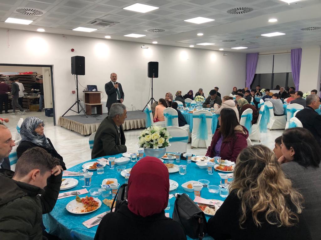 ilçemizde bulunan depremzede ailelerimiz, gazilerimiz  gönüllü gençlerimiz ve sporcularımız ile birlikte  iftar yemeği programında bir araya geldik.