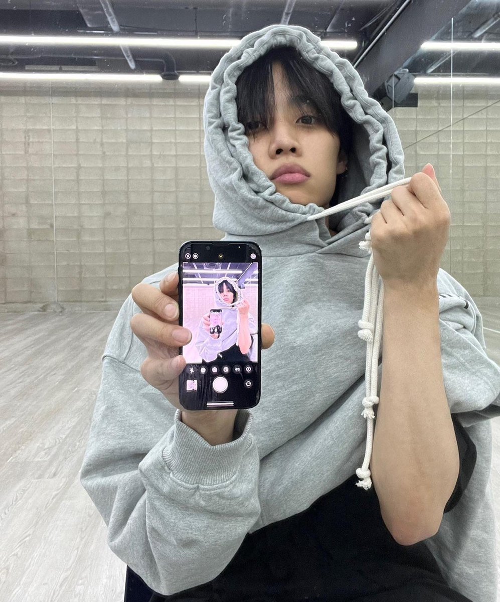 stitch_pololo's tweet photo. ได้ท่าโพสท์ถ่ายรูปใหม่แล้ว ถ่���ยเซลฟี่หันจอมือถือออก ตอนนี้ดารา,ไอดอลมีถ่ายกันหลายคนเลย ทั้ง
•แทยง NCT
•พี่น่า aespa
•ซอนอูTHE BOYZ
•นายอน TWICE https://t.co/nPRmSxMkbG