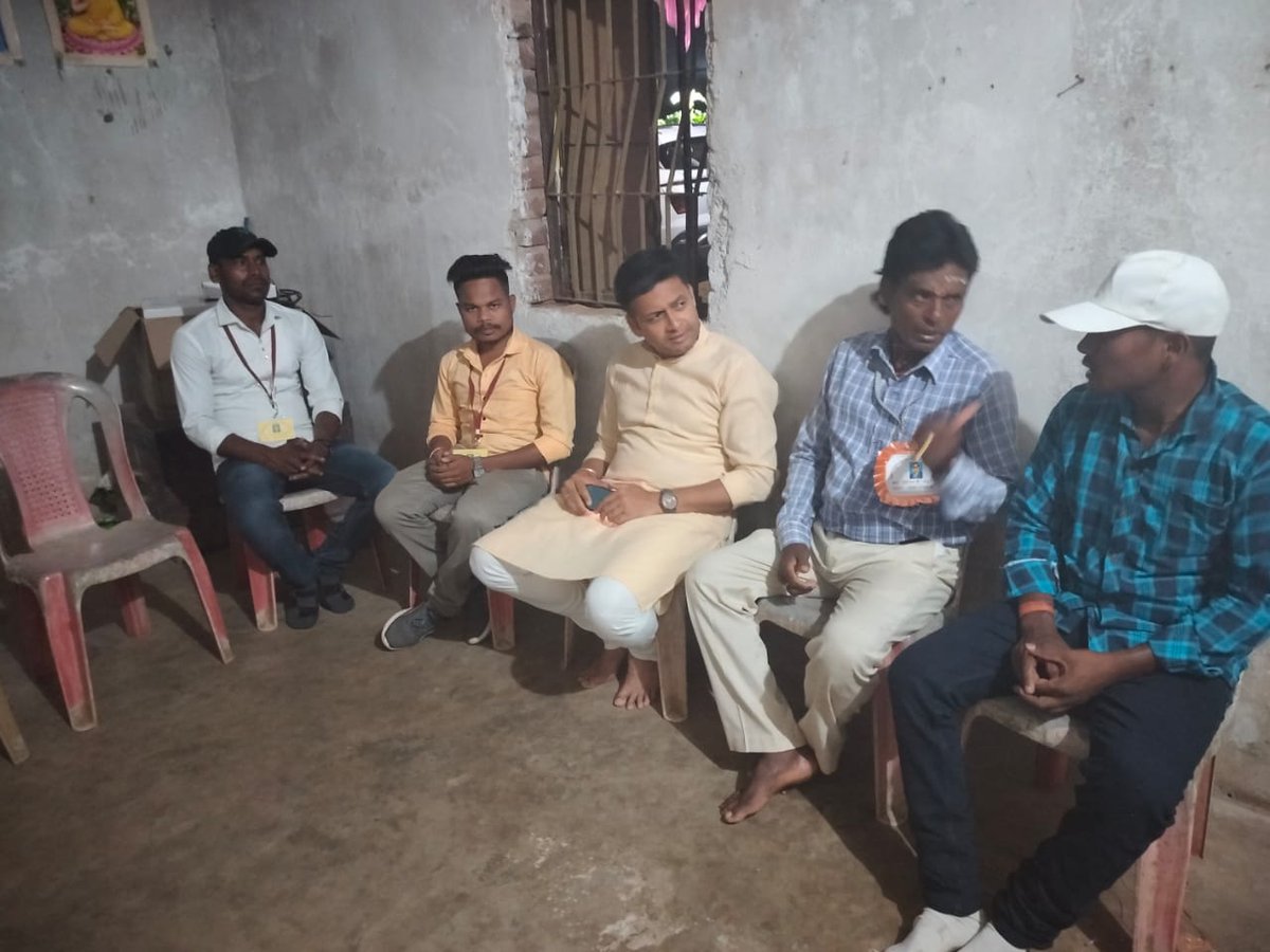 SangramOdisha's tweet photo. ଆଜି ଠାକୁରଗଡ଼ ପଂଚାୟତ ଏବଂ ବାମୁର ଗ୍ରାମରେ ଲୋକ ସମ୍ପର୍କ ସୃଷ୍ଟି କରିବା ସହିତ ସ୍ଥାନୀୟ ବାସିନ୍ଦାଙ୍କ ସମସ୍ତ ସମସ୍ୟାର ସମାଧାନ ପାଇଁ ଉଚିତ୍ ପଦକ୍ଷେପ ନେବାକୁ ପ୍ରତିଶ୍ରୁତି ଦେଲି |

#janasamparka #thakurgarh #bamur #SangramMohapatra #Athamalik https://t.co/PKgsvRBdU5
