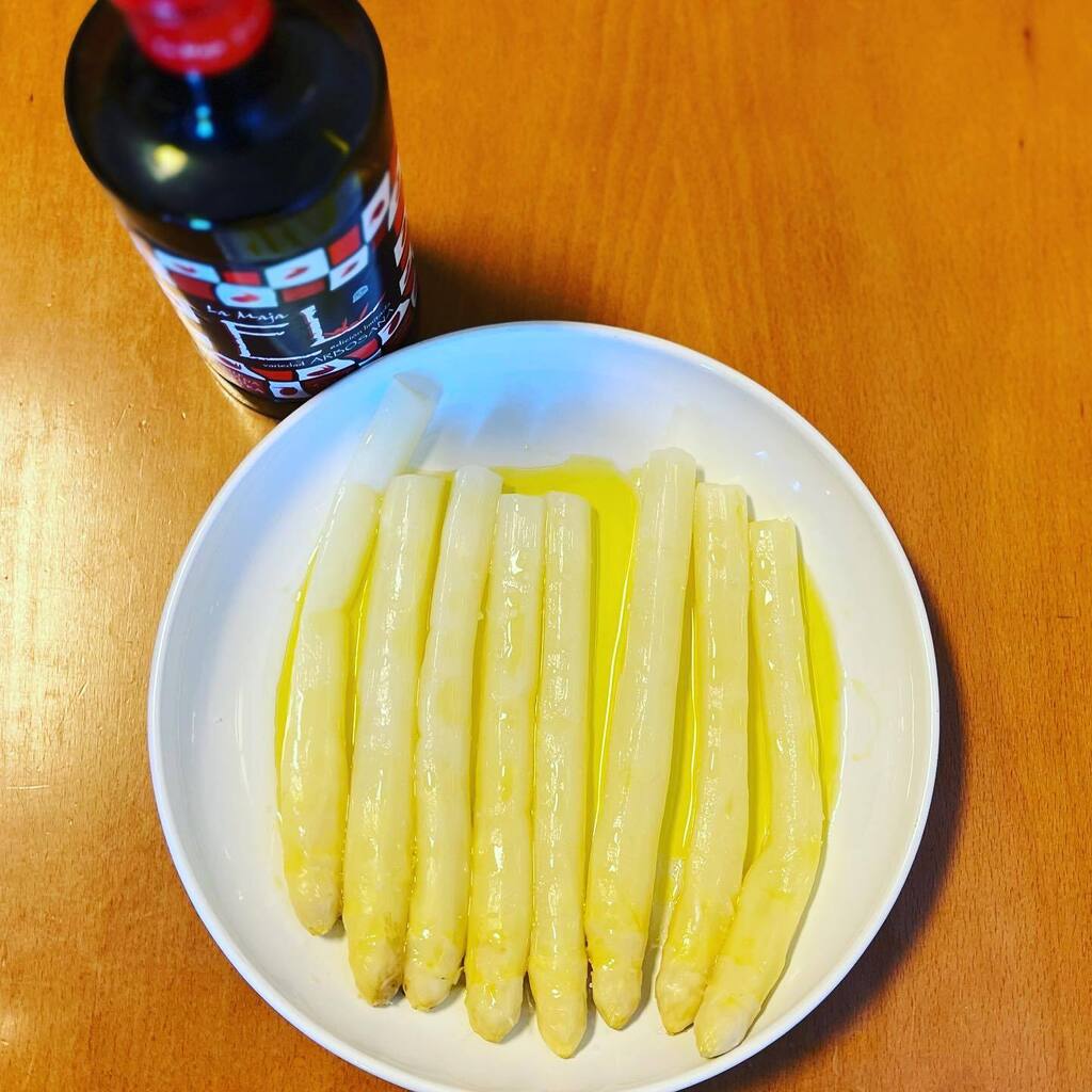 Espárragos de Navarra, mejor aún si de Mendavia, siempre con aove. Nuestro EL variedad arbosana va perfecto

#aove #evoo #virgenextra #extravirginoliveoil #arbosana #espárragos #esparragosblancos #esparragosfrescos #esparragosdenavarra #asparagus instagr.am/p/CqsBLVTLoSg/
