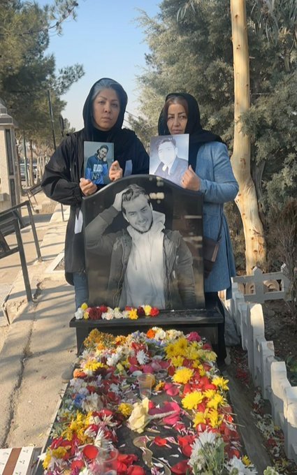 درود بر مادران داغدار وطن
تک تک شما مادران شهدا در قلب من هستید.
#WomanLifeFreedom
#زن_زندگی_آزادی