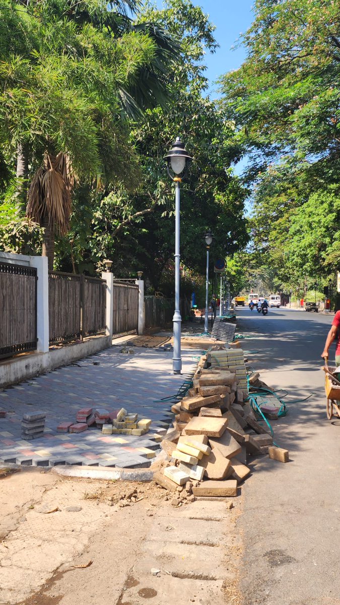 GoaArmando's tweet photo. Why are new pavers being used when the old ones are all okay? How much is this scam worth?

#SmartCityScam #UnsmartCity #DumbCity #Panjim #Goa #Loot #SmartCity #SmutCity https://t.co/Zt6zKK6E5k