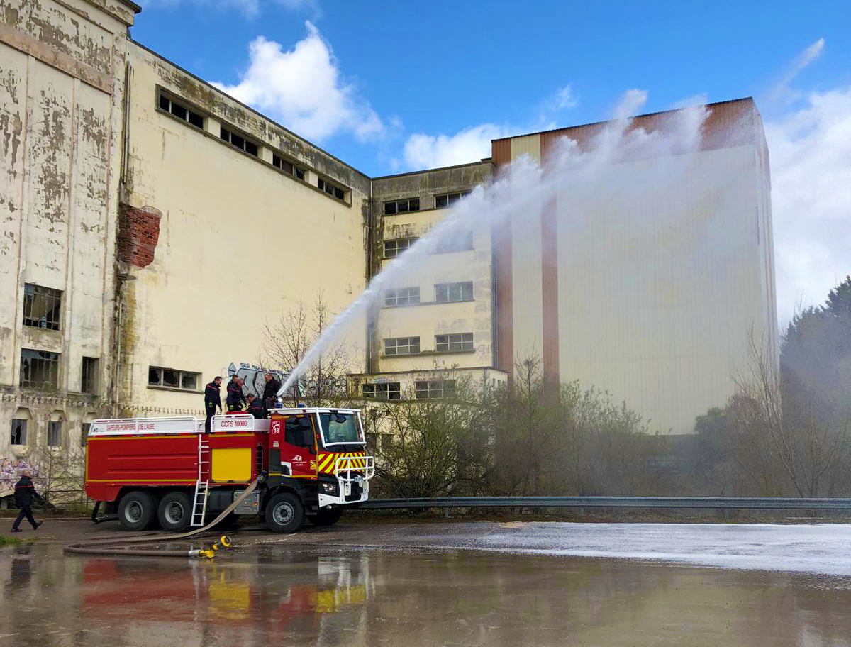 SDIS_10's tweet image. 🆕🚒 Les sapeurs-pompiers de l'Aube sont dotés d'un nouveau Camion Citerne Feu de Forêt Super #CCFS affecté au centre d'incendie et de secours de #Romilly.
Les formations ont démarré avec les équipes romillonnes pour une prochaine mise en service.
#incendie #Gallin #intervention