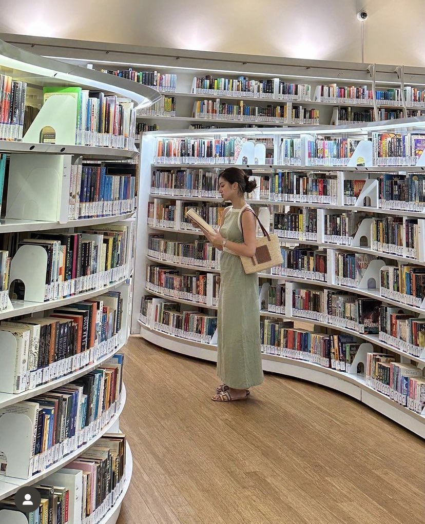 Doktora_Reyn's tweet photo. Belinda Angelito Mariano, being a BS Psychology major, with her love for books, classic pieces and laid back style on her days off and a singer/songwriter, actress, model on the hustle. We all wanted to be the woman that she is. How to manage all that, Belle? 🥺#BelleMariano https://t.co/CHhwr6PVRf