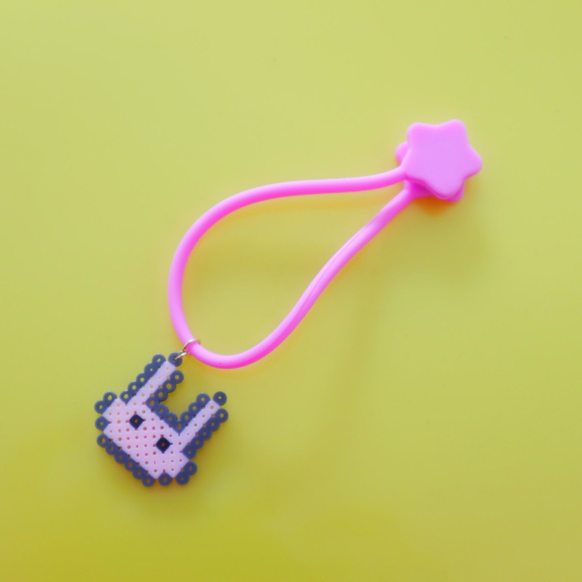 【新作】ウサギのリリィさん：コードクリップ
USBケーブルやイヤホンコード等をまとめるラバー製のマグネットクリップです。リリィさんや愉快な仲間たち、そしてリリィさんおめかしver.の計5種をセットにしたアイテムを #デザフェス57 にて販売します！！お楽しみに🥰✨
#pixeljewelry