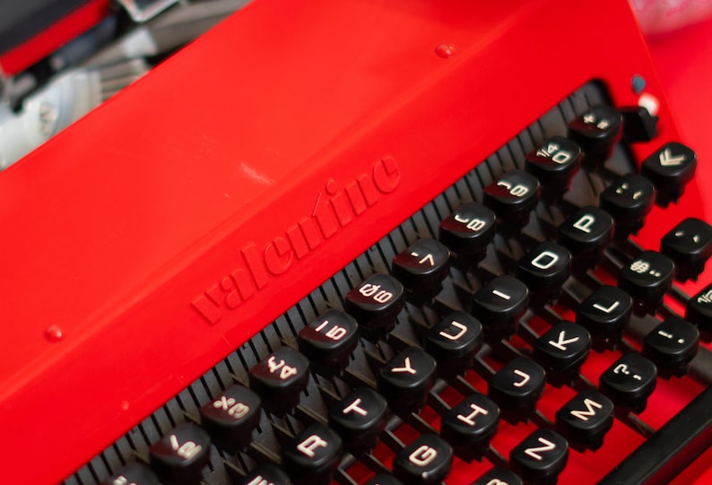 pubqnd's tweet photo. The beauty of Olivetti Valentine. ♥️ The masterpiece of Ettore Sottsass 1968.

 #productdesign #design #industrialdesign #interiordesign #designer #olivetti #product #designinspiration #art #productdesign #ux #uxdesign #ui #uidesign #innovation #uiux  #ettoresottsass #typemachine https://t.co/EL66Vv0dTx