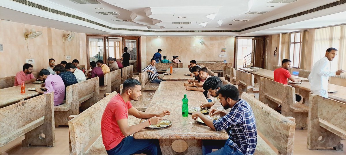 BhagidariBhawan's tweet photo. संस्थान में अध्ययनरत छात्र मेस में भोजन करते हुए।
@cmoffice @my_cmyogi @UPSamajKalyan @asim_arun @dr_hariom_ias @DrPawankyadav 
#socialwelfare #upgovt #bhagidaribhawan #drhariom https://t.co/uHNhnpMlBn