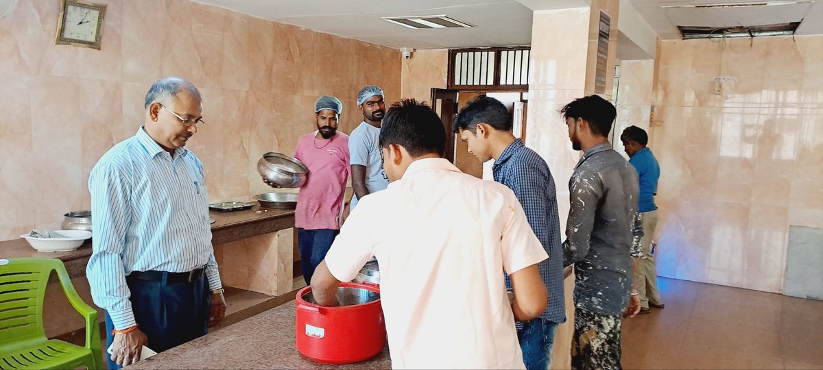BhagidariBhawan's tweet photo. संस्थान में अध्ययनरत छात्र मेस में भोजन करते हुए।
@cmoffice @my_cmyogi @UPSamajKalyan @asim_arun @dr_hariom_ias @DrPawankyadav 
#socialwelfare #upgovt #bhagidaribhawan #drhariom https://t.co/uHNhnpMlBn