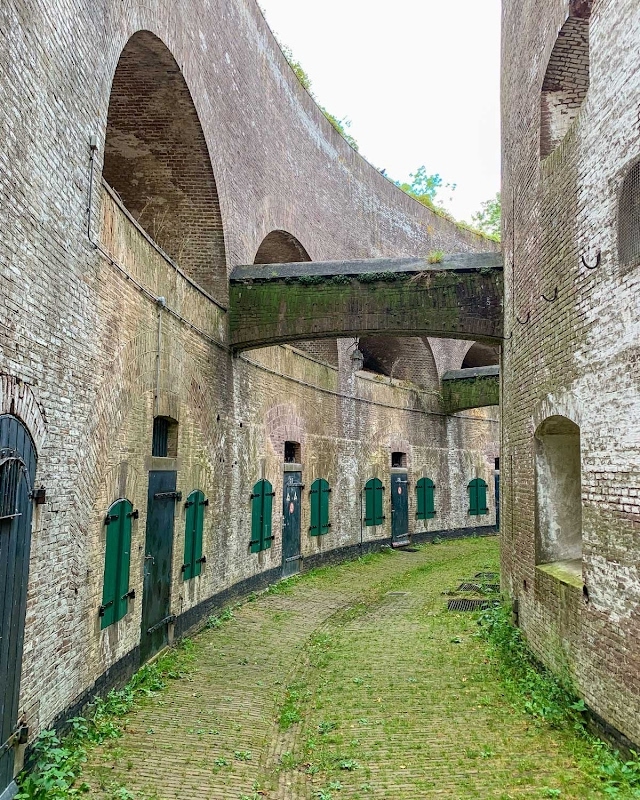 Bezoek Fort Everdingen tijdens een rondleiding. Torenfort Everdingen werd gebouwd van 1842-1847 als onderdeel van de Nieuwe Hollandse Waterlinie. Het fort is sinds 2014 in het bezit van de speciaalbierbrouwerij Duits &amp; Lauret. tinyurl.com/2k6qj744