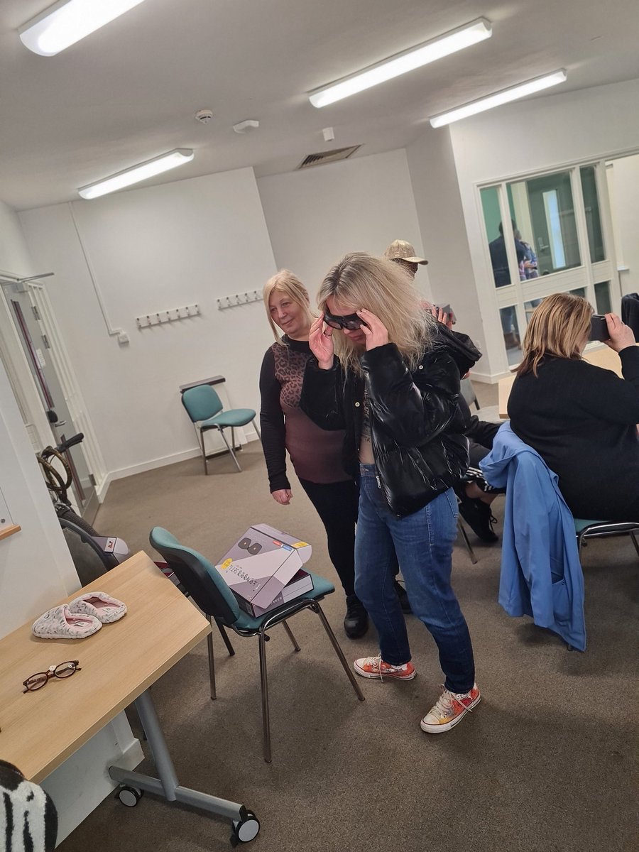 Another great day for Dementia awareness and Simulation for <a href="/MHSOPNottsHC/">MHSOPNottsHC</a> staff. @Kingsley_ward <a href="/SilverBirchward/">Silver Birch</a> staff using VR headsets to walk through the eyes of someone with dementia, visual disturbance glasses, tinnitus Simulation station and frailty suit
Great engagement