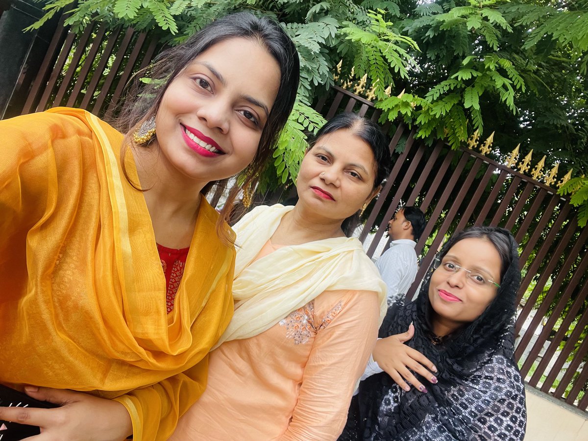 Designwithreha1's tweet photo. Can someone remove the person from Background who is in white shirt??? https://t.co/MH8t4CgDzr