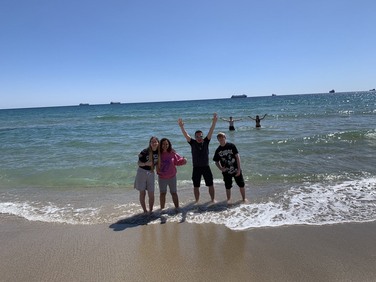 malonelanguages's tweet image. Beach buddies on Tarragona beach🏝️ 😎